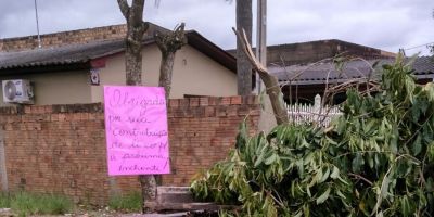 Lixos são jogados em via pública e ação é criticada através de cartazes em Camaquã