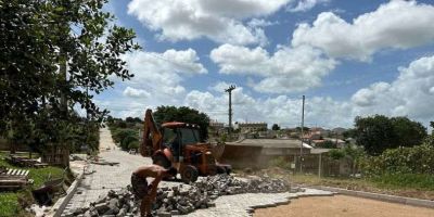 Seguem as obras de calçamento na Rua Amaro Lopes, no bairro Dona Tereza, em Camaquã