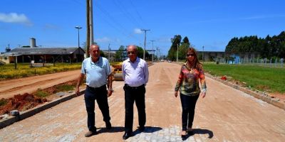 Prefeito visita obras de pavimentação no Distrito Industrial em Camaquã