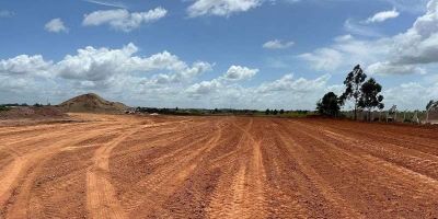 Prefeitura de Camaquã realiza terraplanagem da nova fábrica de bloquetos de concreto do município