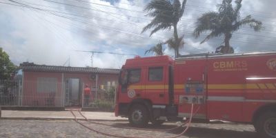 Incêndio destrói casa no bairro Santa Marta em Camaquã   