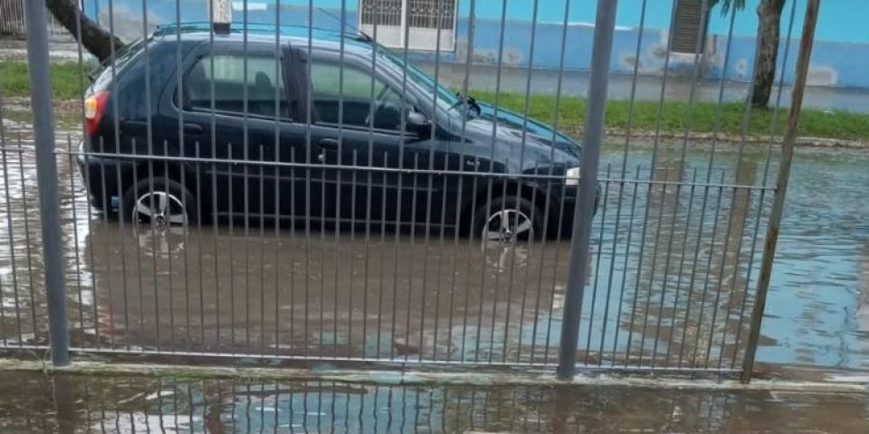 Ruas e avenidas ficam alagadas após chuva forte em Camaquã