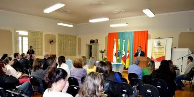 Escolas recebem a obra “Camaquã 200 anos de Fundação”
