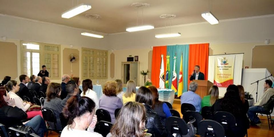 Escolas recebem a obra “Camaquã 200 anos de Fundação”