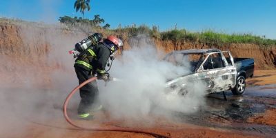 Caminhonete fica destruída após pegar fogo na ERS-717, em Tapes   