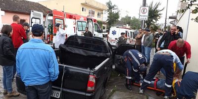 Acidente de trânsito deixa motorista ferido no centro de Camaquã. VEJA AS FOTOS