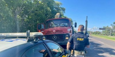 PRF prende motorista que dirigia caminhão que havia sido furtado em Sapucaia do Sul   