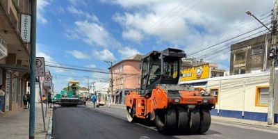 Pavimentação asfáltica é retomada na Rua Júlio de Castilhos em Camaquã