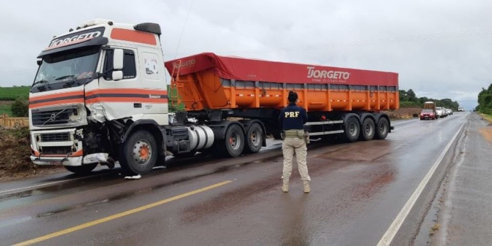 Acidente entre carro e caminhão deixa um morto na BR-290 em Pantano Grande