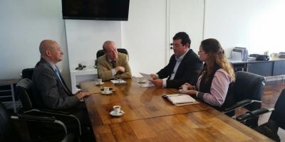 Vereador e gerente da Corsan de Camaquã participam de reunião com o presidente Flávio Presser