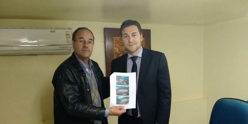Vereador Ilson apresenta ao secretário dos Transportes local para extração de cascalho em Camaquã 
