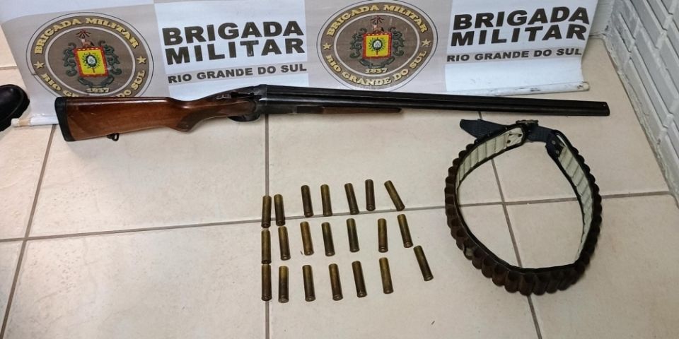 Homem é preso por porte irregular de arma após disparos em propriedade rural em Camaquã