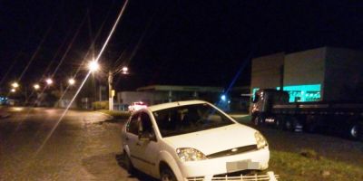 Motorista se perde no volante e carro avança sobre canteiro central em Camaquã