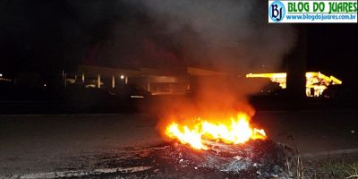 Grupo de pessoas queima pneus na BR-116 em Camaquã 