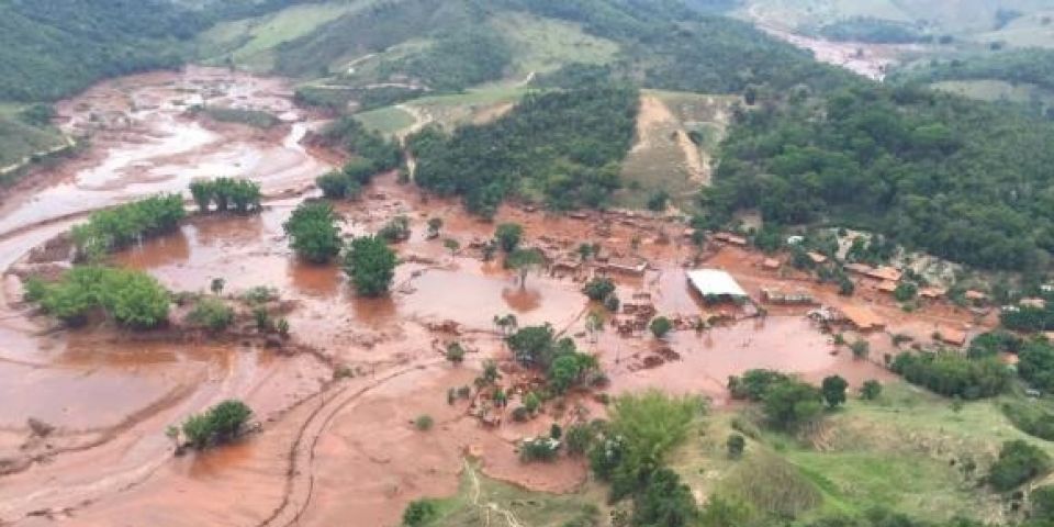 Vilarejo que restou após rompimento de barragens lembra cidade fantasma em MG