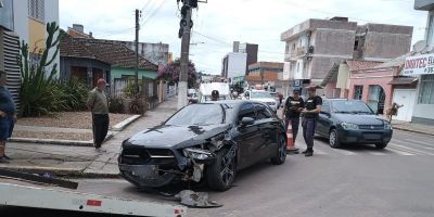 Mulher em uma Mercedes se envolve em série de batidas em Camaquã