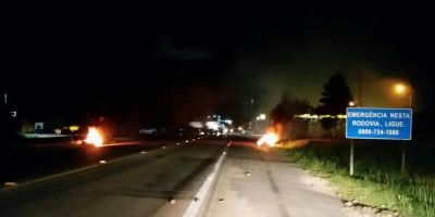 Manifestantes ateiam fogo em pneus na BR-116 em Turuçu