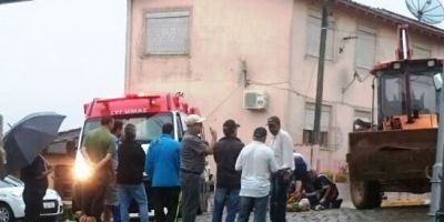 Acidente entre retroescavadeira e moto deixa motociclista ferido em Camaquã