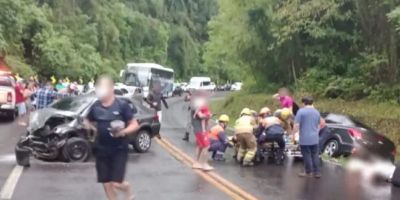 Colisão entre dois carros deixa idosa morta e quatro pessoas feridas em Gramado  