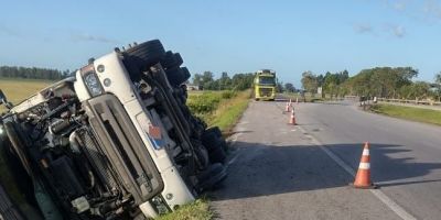 Caminhão sai da pista e tomba na BR-116 em Turuçu