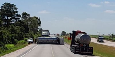 Caminhão tomba na BR-116 em São Lourenço do Sul