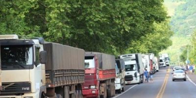Caminhoneiros mantêm protestos em sete estados, segundo PRF