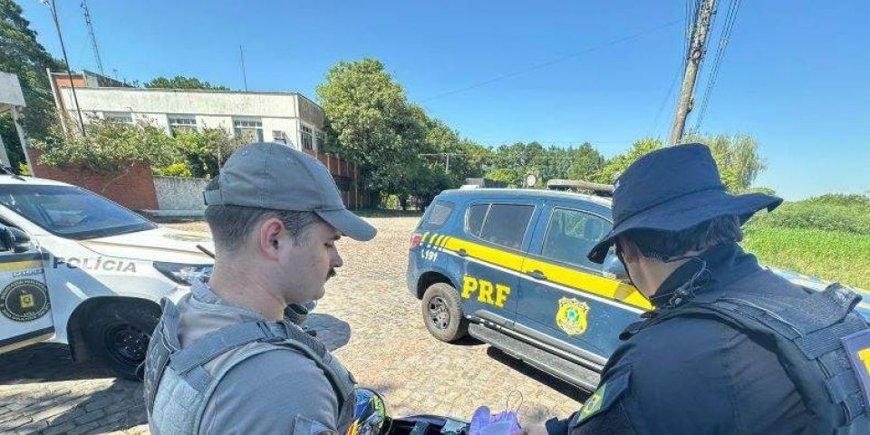 PRF prende motociclista por tráfico de drogas na BR-290 em Eldorado do Sul