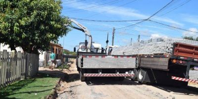 Chegada de bloquetos marca início de pavimentação no bairro Wolf em Tapes