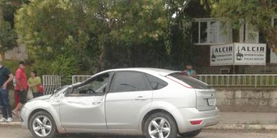 Motorista bate em poste na faixinha e causa acidente com feridos em Camaquã