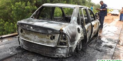 Joalheria é assaltada no centro de Camaquã. Bandidos queimam carro utilizado no crime