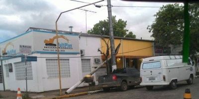 Caminhão não identificado derruba postes no centro de Camaquã