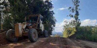 Prefeitura de Camaquã realiza força-tarefa de patrolamento e encascalhamento no interior