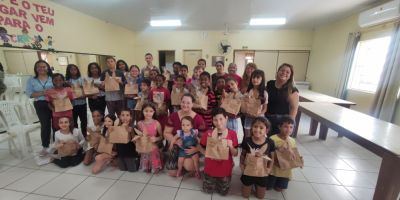 Influenciadora camaquense realiza entrega de doces para crianças carentes       