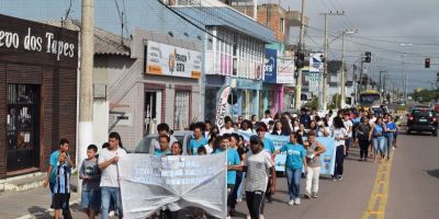 Comunidade de Tapes realiza Caminhada Azul em alusão ao autismo  