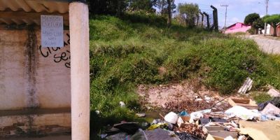 Cartazes com mensagens irônicas de descarte de lixo na rua são espalhados pela cidade de Camaquã