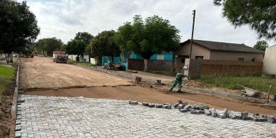 Rua do bairro Gaúcho recebe obras de calçamento em Camaquã