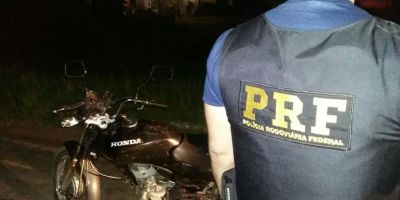 PRF prende homem conduzindo motocicleta com placa de outra em Camaquã