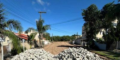 Rua do bairro Jardim do Forte começa a receber calçamento em Camaquã