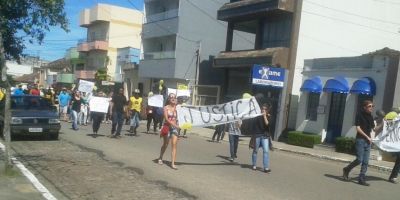 Dezenas de pessoas acompanham protestos pela morte de jovem de 22 anos em Camaquã