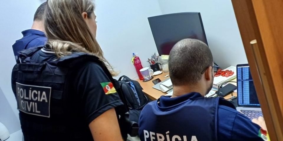 PC prende dois homens suspeitos de fornecerem material pornográfico de menores no RS   