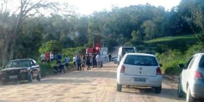 Carro capota na estrada da barragem em Camaquã