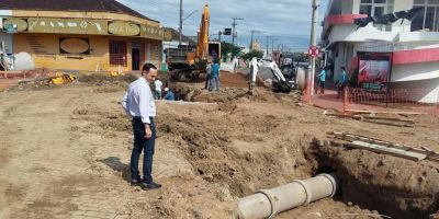 Vereador Vinícios Araújo vistoria início das obras de drenagem do bairro Vila Nova