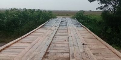 Prefeitura de Camaquã realiza reconstrução em ponte no Banhado do Colégio   