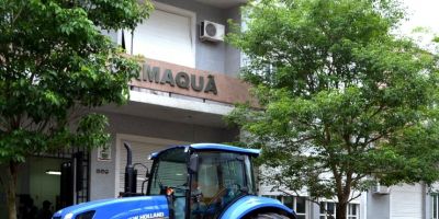 Trator é entregue à Secretaria da Agricultura e Abastecimento de Camaquã