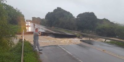 Devido às fortes chuvas, pista abre cratera na BR-290 em Eldorado do Sul, próximo à entrada de Charqueadas