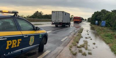 Fortes chuvas causam alagamentos na BR-116, em Camaquã  