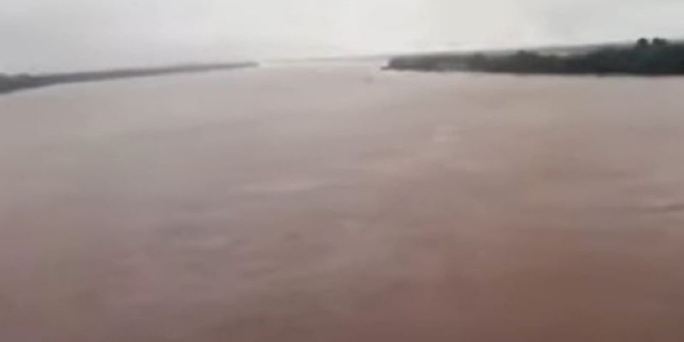 Ponte antiga do Guaíba é bloqueada devido aos alagamentos que atingem o RS 