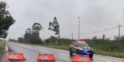 PRF bloqueia tráfego de veículos na BR-290 em Eldorado do Sul 