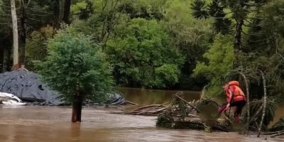 Santa Catarina segue com chuva e previsão de enchente e ventos fortes