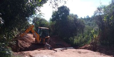 Obra de drenagem é realizada na Estrada do Rato na Santa Auta